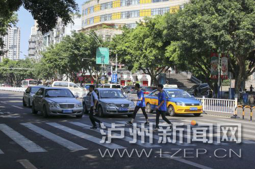 四川警察學(xué)院前的斑馬線沒有紅綠燈，但過往車輛見到有行人過斑馬線都會(huì)禮讓行人